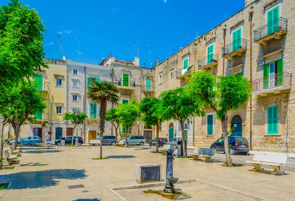 Giovinazzo, İtalya 'da küçük bir meydanın manzarası
