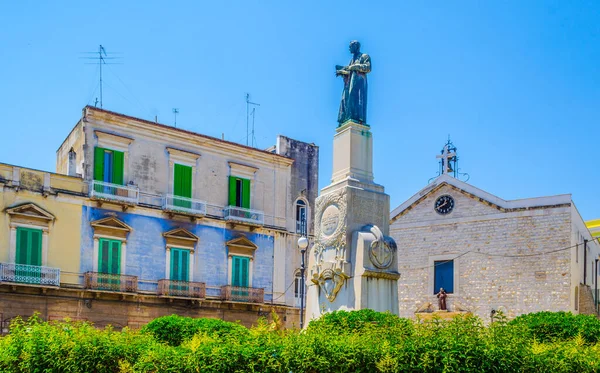 İtalyan kenti Molfett 'te bir kilisenin önündeki anıt manzarası