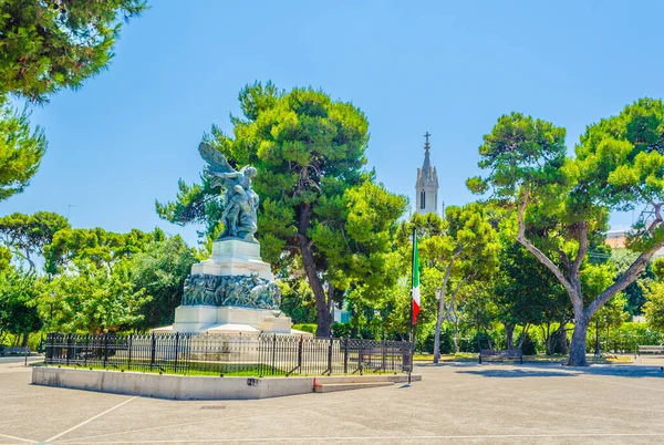 İtalyan kenti Molfett 'te bir park manzarası