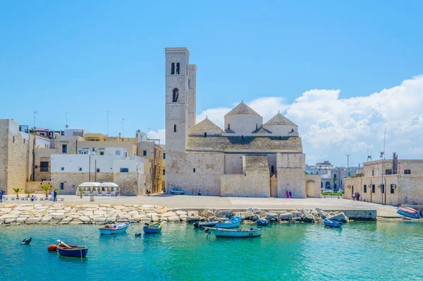 İtalya 'daki Duomo vecchio di San Corrado katedralinin görkemli binası Molfetta limanının manzarası