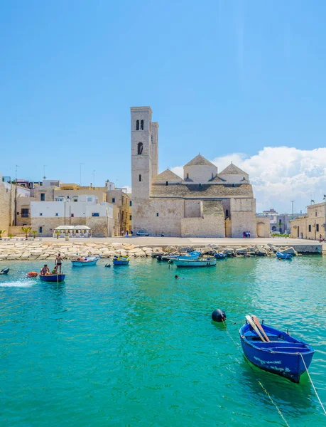 İtalya 'daki Duomo vecchio di San Corrado katedralinin görkemli binası Molfetta limanının manzarası