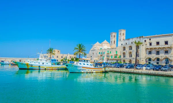 İtalya 'daki Duomo vecchio di San Corrado katedralinin görkemli binası Molfetta limanının manzarası