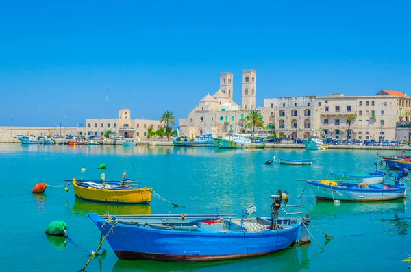 İtalya 'daki Duomo vecchio di San Corrado katedralinin görkemli binası Molfetta limanının manzarası