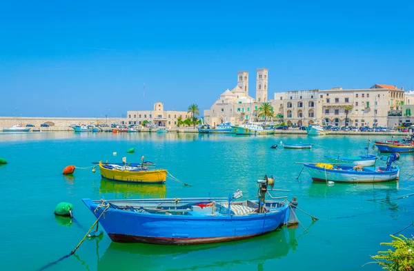 İtalya 'daki Duomo vecchio di San Corrado katedralinin görkemli binası Molfetta limanının manzarası