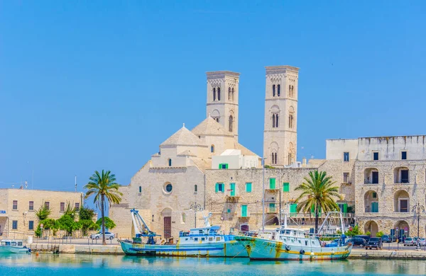 İtalya 'daki Duomo vecchio di San Corrado katedralinin görkemli binası Molfetta limanının manzarası