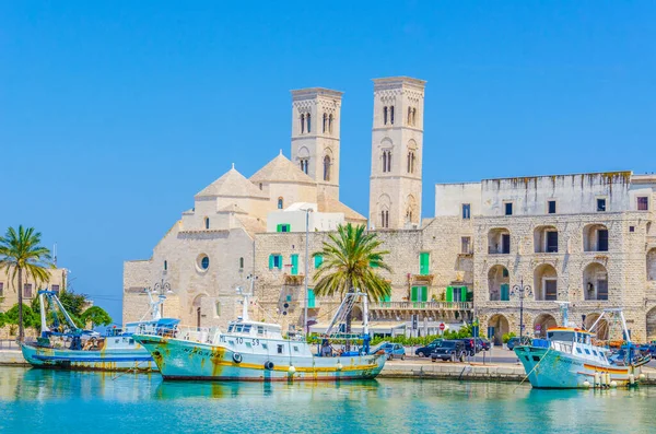 İtalya 'daki Duomo vecchio di San Corrado katedralinin görkemli binası Molfetta limanının manzarası