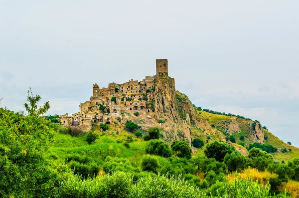 Deprem sonucu ağır hasar gören İtalyan hayalet şehri Craco 'nun görüntüsü