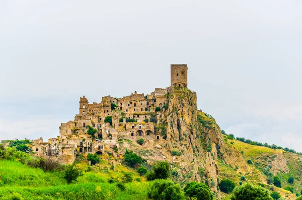 Deprem sonucu ağır hasar gören İtalyan hayalet şehri Craco 'nun görüntüsü
