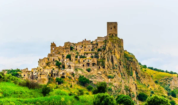 Deprem sonucu ağır hasar gören İtalyan hayalet şehri Craco 'nun görüntüsü