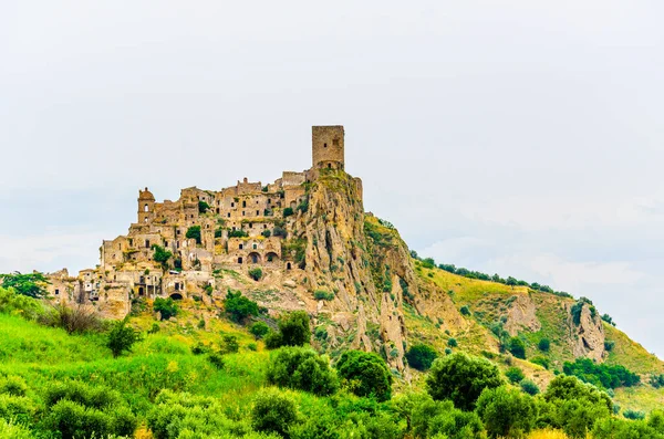 Deprem sonucu ağır hasar gören İtalyan hayalet şehri Craco 'nun görüntüsü