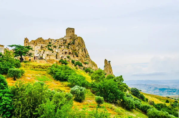 Deprem sonucu ağır hasar gören İtalyan hayalet şehri Craco 'nun görüntüsü