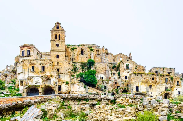 Deprem sonucu ağır hasar gören İtalyan hayalet şehri Craco 'nun görüntüsü