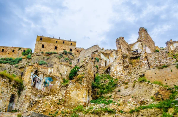 Deprem sonucu ağır hasar gören İtalyan hayalet şehri Craco 'nun görüntüsü