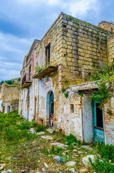 Deprem sonucu ağır hasar gören İtalyan hayalet şehri Craco 'nun görüntüsü