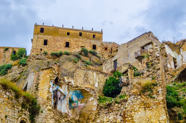 Deprem sonucu ağır hasar gören İtalyan hayalet şehri Craco 'nun görüntüsü