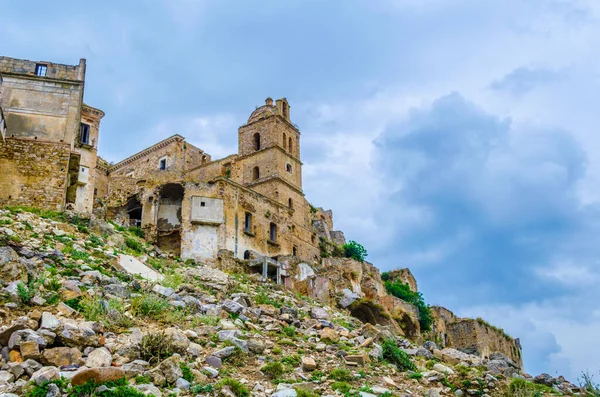 Deprem sonucu ağır hasar gören İtalyan hayalet şehri Craco 'nun görüntüsü