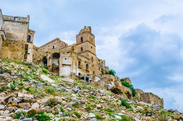 Deprem sonucu ağır hasar gören İtalyan hayalet şehri Craco 'nun görüntüsü