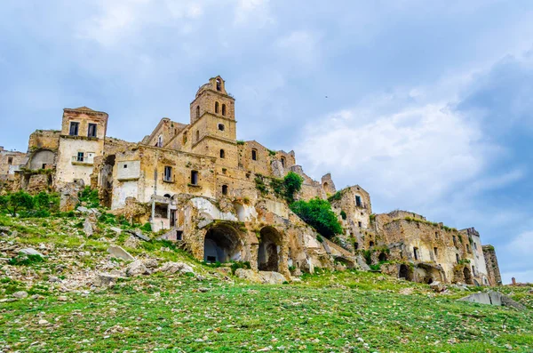 Deprem sonucu ağır hasar gören İtalyan hayalet şehri Craco 'nun görüntüsü