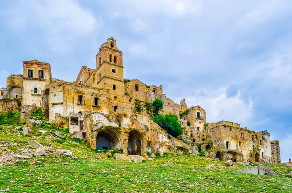 Deprem sonucu ağır hasar gören İtalyan hayalet şehri Craco 'nun görüntüsü