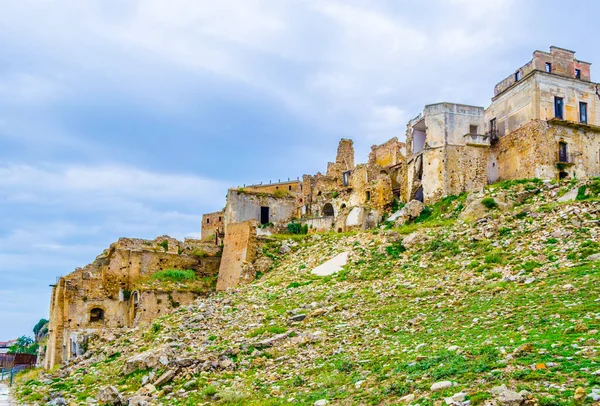Deprem sonucu ağır hasar gören İtalyan hayalet şehri Craco 'nun görüntüsü