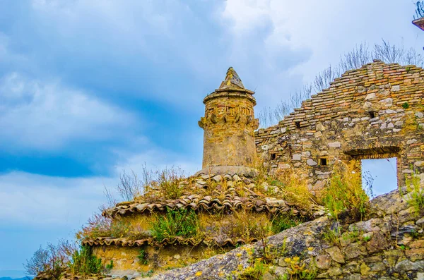 Deprem sonucu ağır hasar gören İtalyan hayalet şehri Craco 'nun görüntüsü