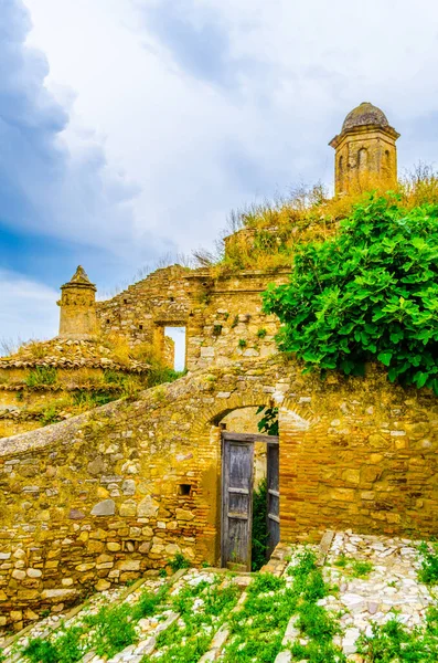 Deprem sonucu ağır hasar gören İtalyan hayalet şehri Craco 'nun görüntüsü