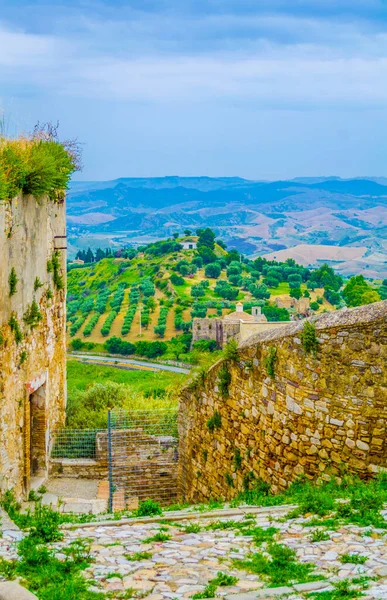 Deprem sonucu ağır hasar gören İtalyan hayalet şehri Craco 'nun görüntüsü