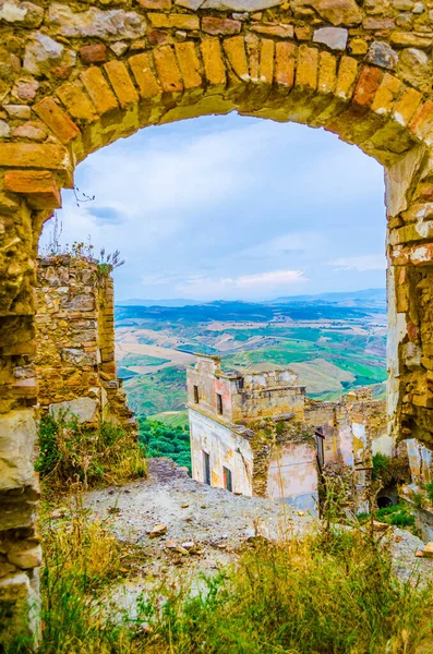 Deprem sonucu ağır hasar gören İtalyan hayalet şehri Craco 'nun görüntüsü