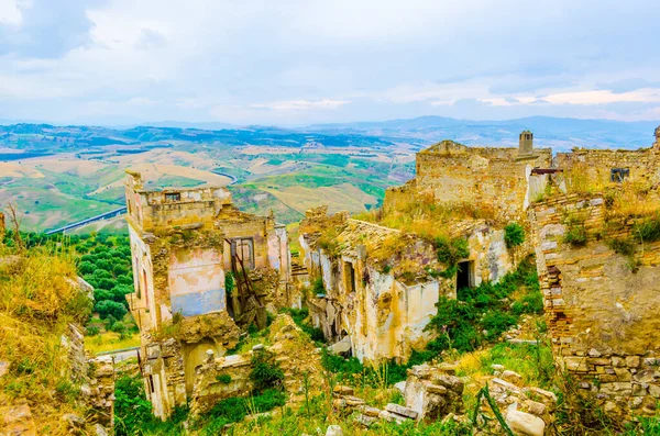 Deprem sonucu ağır hasar gören İtalyan hayalet şehri Craco 'nun görüntüsü