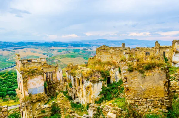 Deprem sonucu ağır hasar gören İtalyan hayalet şehri Craco 'nun görüntüsü