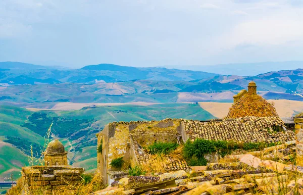 Deprem sonucu ağır hasar gören İtalyan hayalet şehri Craco 'nun görüntüsü