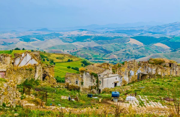 Deprem sonucu ağır hasar gören İtalyan hayalet şehri Craco 'nun görüntüsü