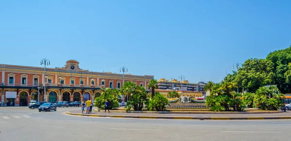 Bari, İtalya 'daki tren istasyonu manzarası