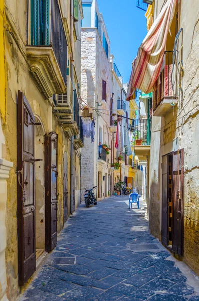 İtalyan şehir barında dar bir cadde manzarası