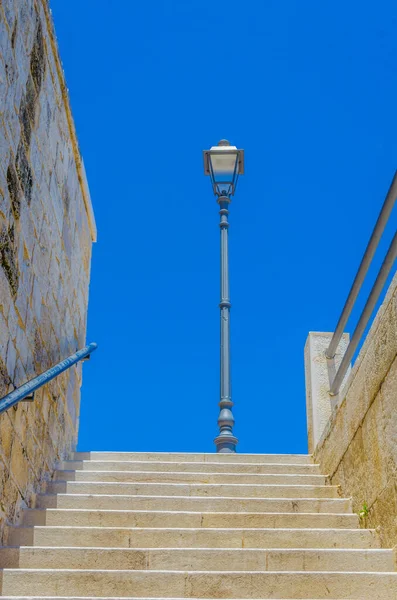 Merdivenin sonundaki sokak lambası.