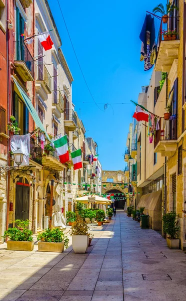 İtalyan şehir barında dar bir cadde manzarası