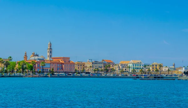 Margherita Tiyatrosu ve San Sabino Katedrali 'nin hakim olduğu Bari rıhtımı manzarası, İtalya