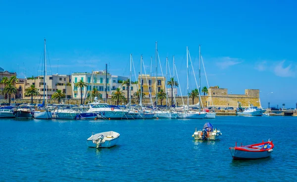 İtalyan şehir barındaki marina manzarası