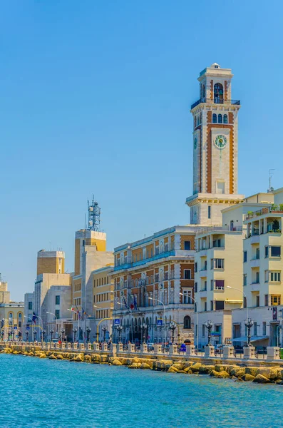 Pinacoteca Corrado Giaquinto 'nun hakim olduğu Nazario Sauro rıhtım manzarası Bar' da.