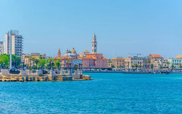 Margherita Tiyatrosu ve San Sabino Katedrali 'nin hakim olduğu Bari rıhtımı manzarası, İtalya