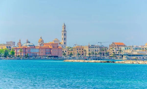 Margherita Tiyatrosu ve San Sabino Katedrali 'nin hakim olduğu Bari rıhtımı manzarası, İtalya