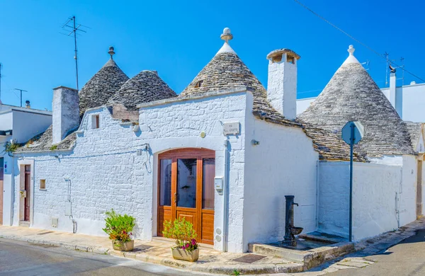 Puglia, İtalya 'da Alberobello' daki geleneksel beyaz trulli evlerin manzarası