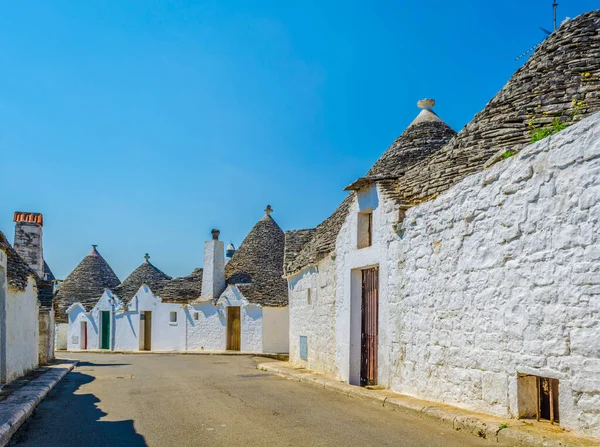 Puglia, İtalya 'da Alberobello' daki geleneksel beyaz trulli evlerin manzarası