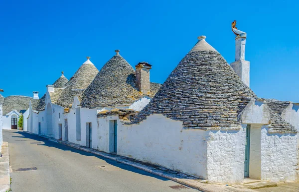 Puglia, İtalya 'da Alberobello' daki geleneksel beyaz trulli evlerin manzarası