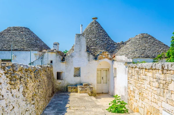 Puglia, İtalya 'da Alberobello' daki geleneksel beyaz trulli evlerin manzarası