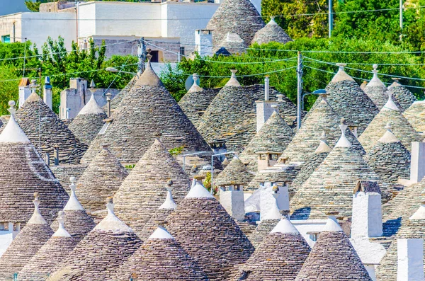 Alberobello, İtalya 'daki geleneksel Trulli evlerinin çatıları