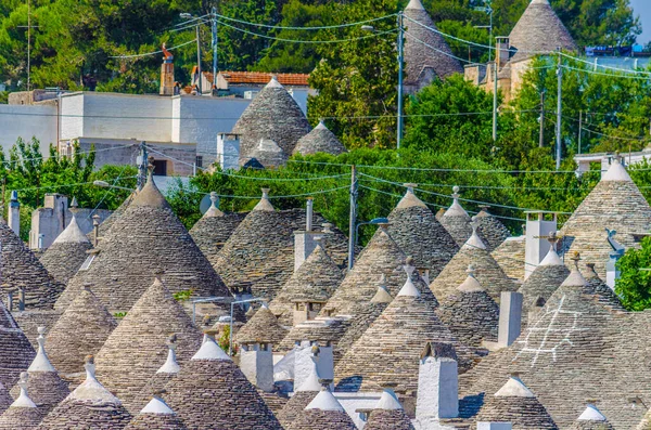 Alberobello, İtalya 'daki geleneksel Trulli evlerinin çatıları