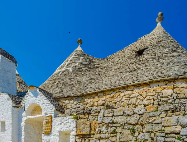 Alberobello, İtalya 'daki geleneksel Trulli evlerinin çatıları