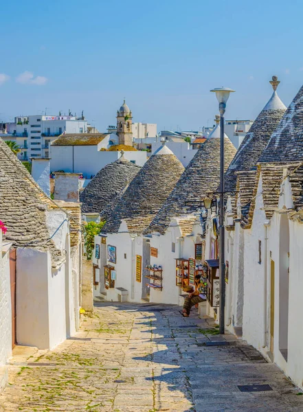Puglia, İtalya 'da Alberobello' daki geleneksel beyaz trulli evlerin manzarası