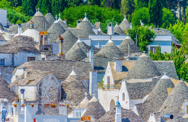 Alberobello, İtalya 'daki geleneksel Trulli evlerinin çatıları